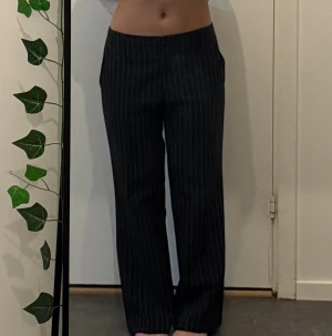 Kostym byxor  - Randiga kostym byxor , köpta  second hand men fortfarande i fint skick . 