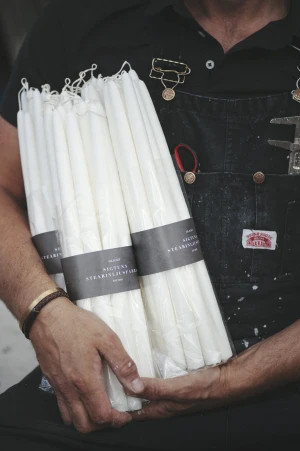 Ljus - Det kostar 190kr, ljusen är 38 cm långa och brinner i 19h, det ligger 8 st i en förpackning. Pengarna går till klasskassan inför studenten☺️💞