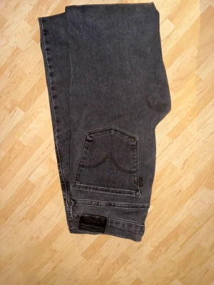 Levi's 511 mörkgrå skinny jeans - Snygga Levi's 511 jeans i mörkgrå tvätt med klassiska fem fickor och smal passform. Jeansen har skinny ben och är tillverkade i mjukt jeanstyg med stretch för extra komfort. Perfekt för dig som gillar en modern och stilren look.