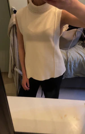 Zara topp - Säljer en beige polotopp ifrån Zara 