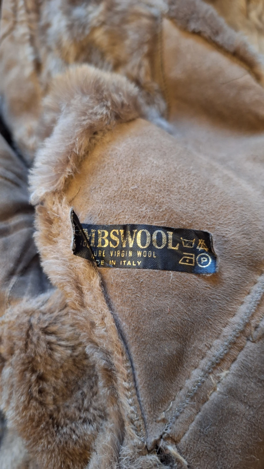 Brun jacka med knappar och plysch - 4