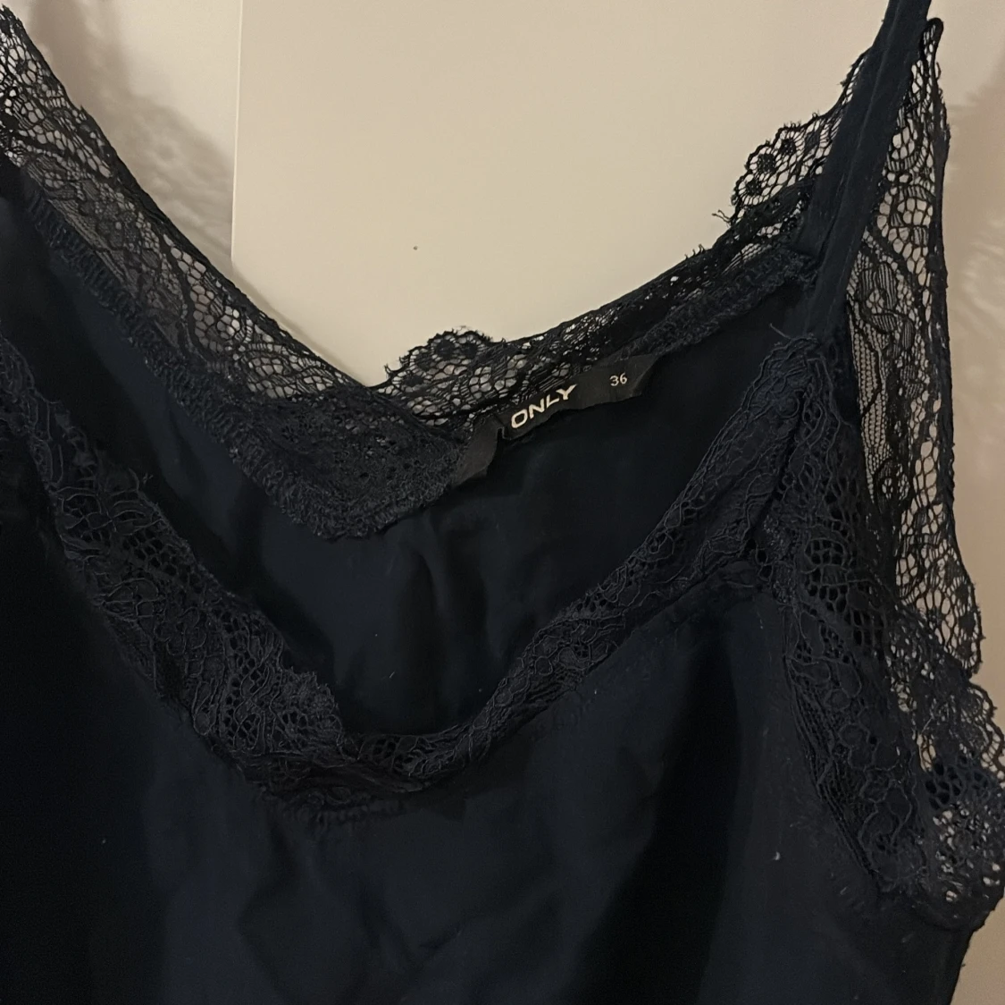 Svart linnetopp med spets från ONLY - 1