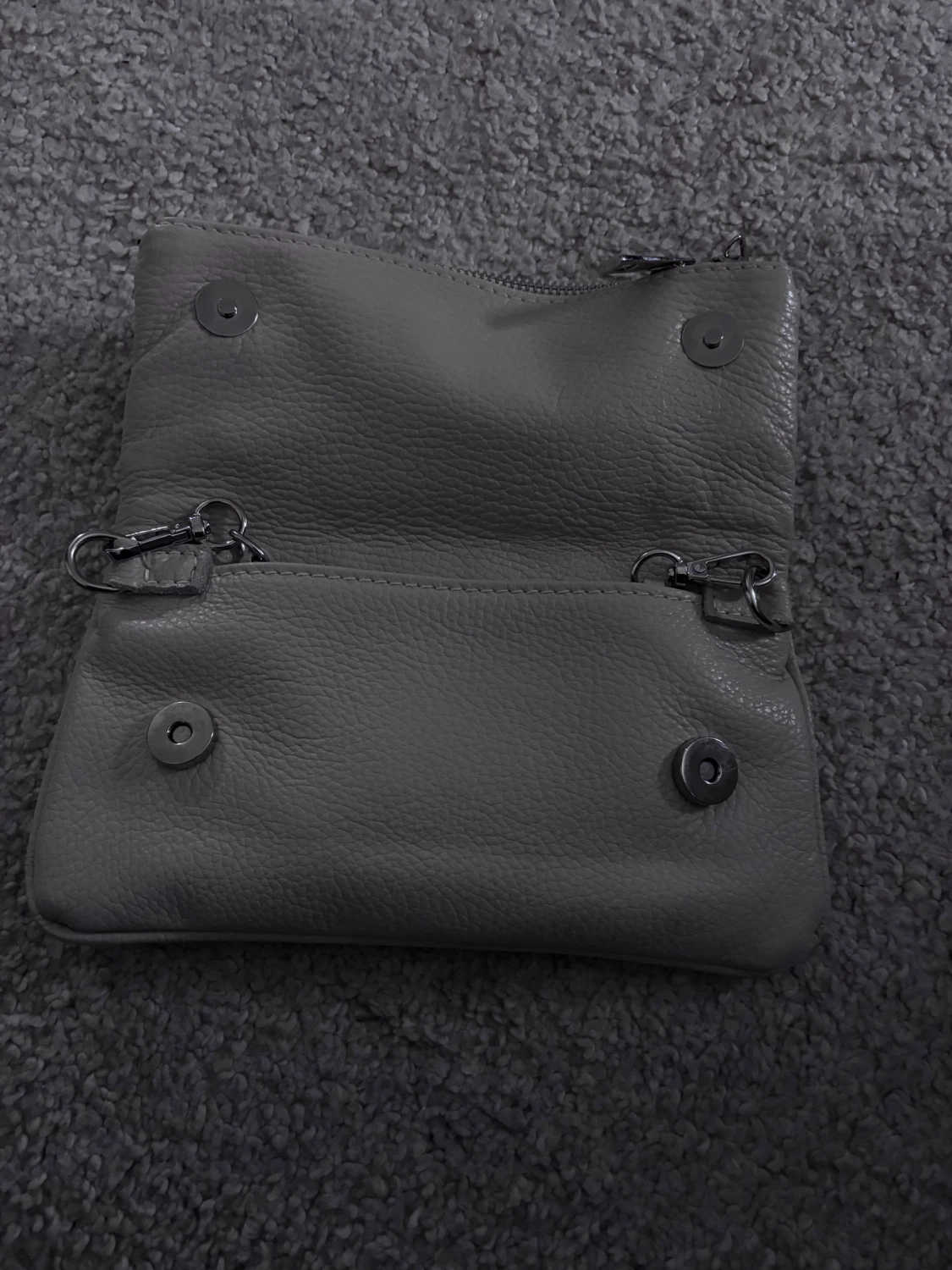 Grå axelväska med kedjerem - 3