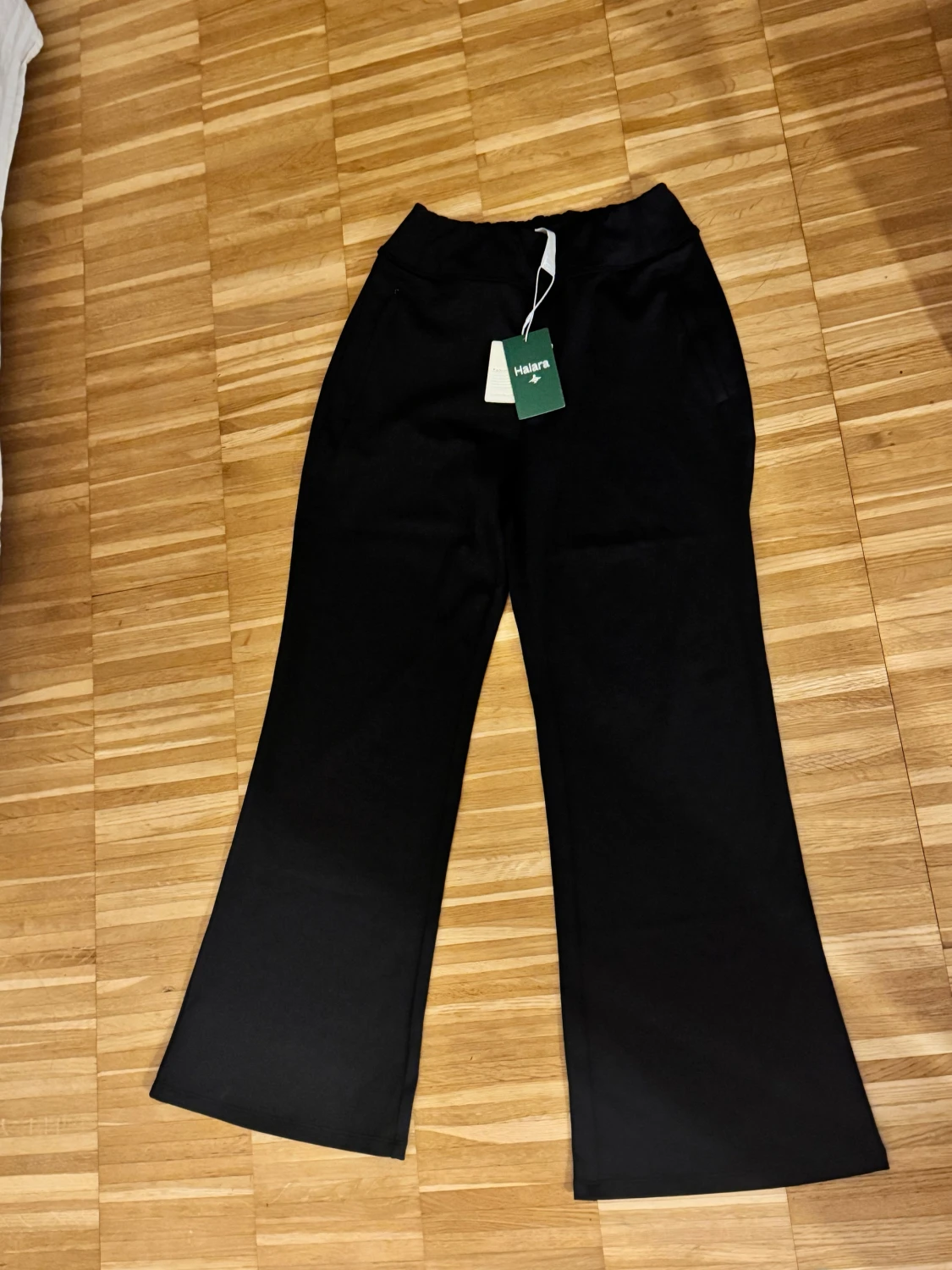 Svarta bootcut byxor från Halara - 2