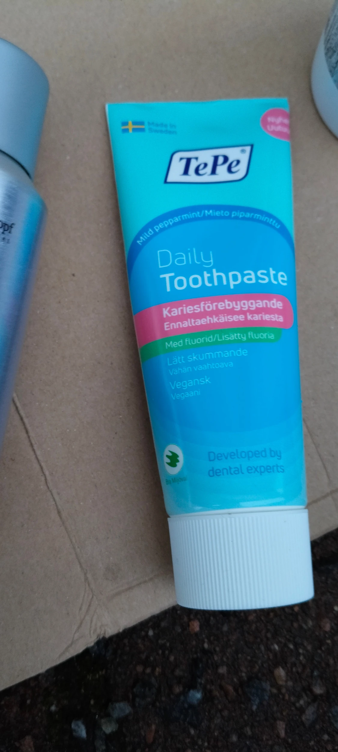 Ett set med diverse skönhetsprodukter för män. - 4