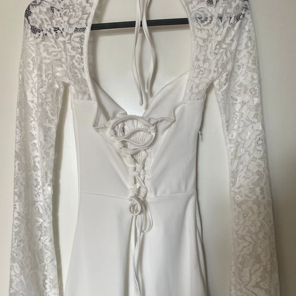 Vit spetsklänning med snörning - 2