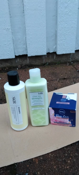 Nivea Rose Care Night Cream - Nivea Rose Care Night Cream med rosbladsolja och kalcium, anti-wrinkle formula. Kommer i en snygg blå och rosa förpackning, 50 ml. Perfekt för dig som vill ha återfuktad och fräsch hy med glow. Lätt krämig konsistens och mild doft av ros.