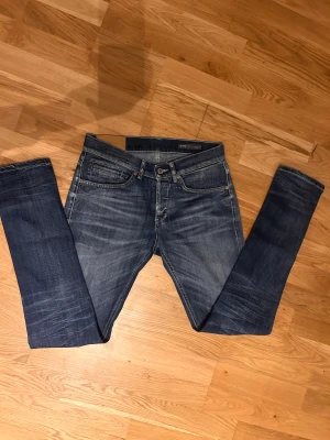 Dondup jeans mörkblå  - Snygga dondup jeans i mörkblå tvätt med slitningar och bra passform, w32 L32