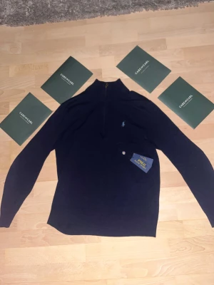 Polo Ralph Lauren half zip - En skön och schysst half zip från Polo, kvitto finns från CareOfCarl. 8/10 skick