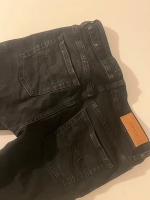 Svarta bootcut jeans - Svarta jeans från Junkyard i bootcut-modell med klassiska fem fickor och snygga detaljer på bakfickorna. Jeansen har låg midja och är tillverkade i mjukt denim-material med dragkedja och knapp framtill. De är endast använda 2 gånger och är i nyskick! Säljer för jag köpt ett par som sitter lite bättre. Jag är 170cm lång och de är perfekta i längden. Skriv gärna privat ifall ni har fler frågor eller vill ha tydligare bilder 💕