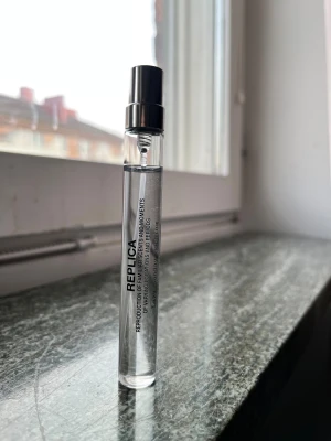 Lazy Sunday morning  - Maison Margiela - Lazy Sunday Morning. Glasflaska med metallspray. 10 ml flaska, ca 9,5 ml kvar. 