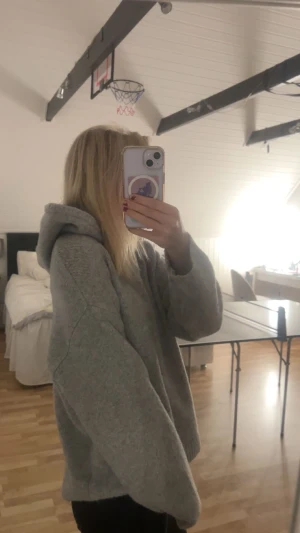 Grå hoodie från Bik Bok - Mysig grå hoodie från Bik Bok i storlek XS. Perfekt för kyliga dagar med sin mjuka och stickade känsla. Den har en klassisk passform med långa ärmar och en bekväm huva. Perfekt för både vardag och mysiga hemmakvällar. Använt 1 gång 