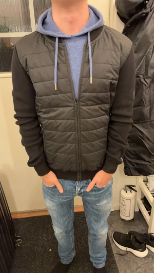 Barbour jacka/cardigan - Säljer denna feta jacka som är perfekt nu till vintern och våren! Skick|9-10, hör av er vid minsta funderingar!