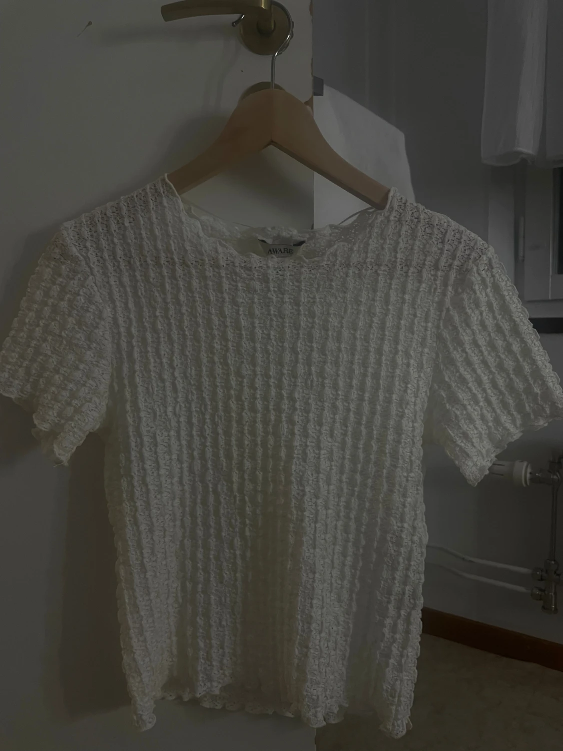 Vit spetsblus från AWARE