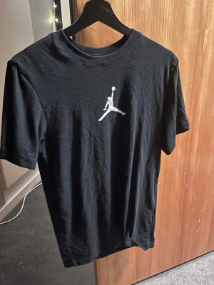 Jordan T-shirt  - Jordan T-shirt storlek S i fint skick. 150kr
