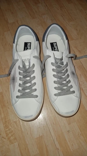 Golden goose  - Säljer ett par feta golden goose för bra pris,avnönda någon enstaka gång, storlek 43,kan gå ner I pris vid snabb affär 