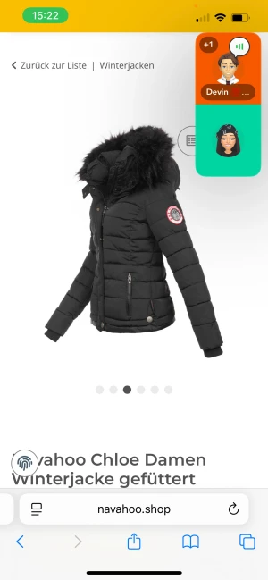 ‼️SÖKER‼️ - Snygg svart pufferjacka från Navahoo med fluffig fuskpäls på huvan och coolt märke på ärmen. Jackan har dragkedja, knappar och två fickor med dragkedja framtill. Perfekt för kalla dagar med sin vadderade design och ribbade muddar.