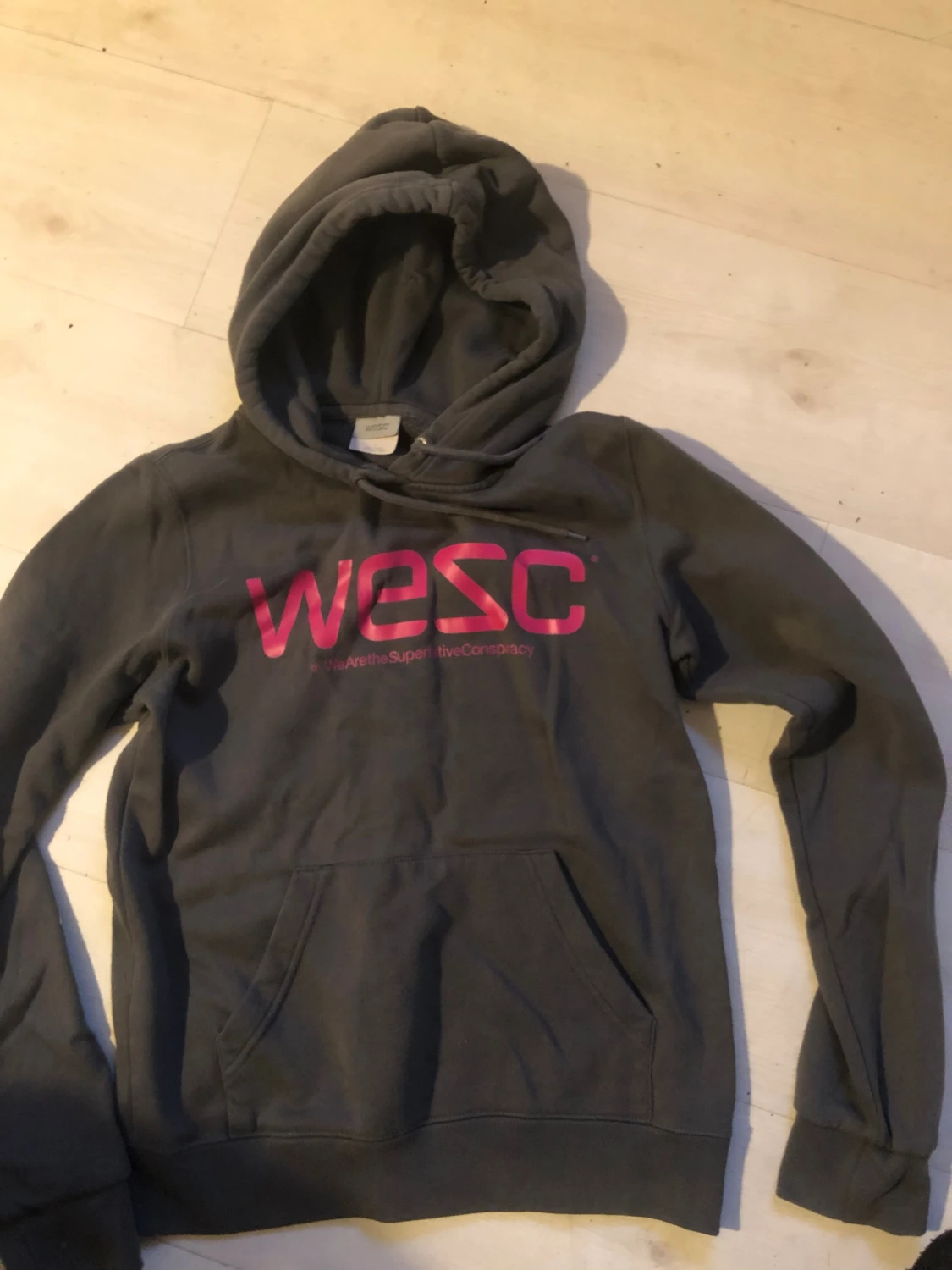 Grå hoodie från WESC med rosa tryck
