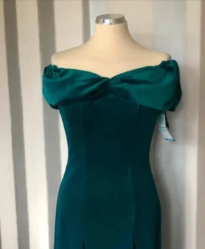 Fest klänning i sammet  - Ny med prislappen kvar  . Klänning är kort/mini 