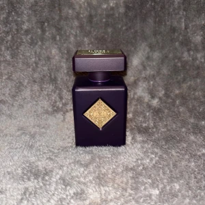 Initio Side Effect EdP 90ml - Initio Side Effect Eau de Parfum, 90ml. Lyxig parfym med snygg design, perfekt för dig som vill sticka ut. Ingredienser: alcohol denat., parfum, aqua, limonene, linalool, coumarin, citronellol, cinnamal m.fl. Tillverkad i Frankrike.