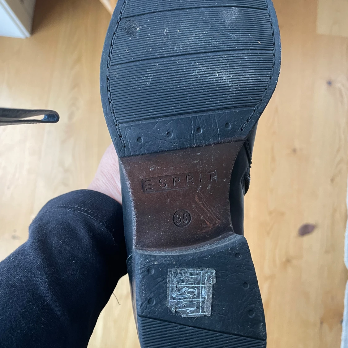 Svarta stövlar i skinn från Esprit - 3