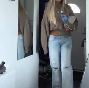 Beige croppad stickad polotröja H&M - Säljer en beige croppad stickad polotröja från H&M i storlek XS. 🤗 lånade bilder 1 och 5  