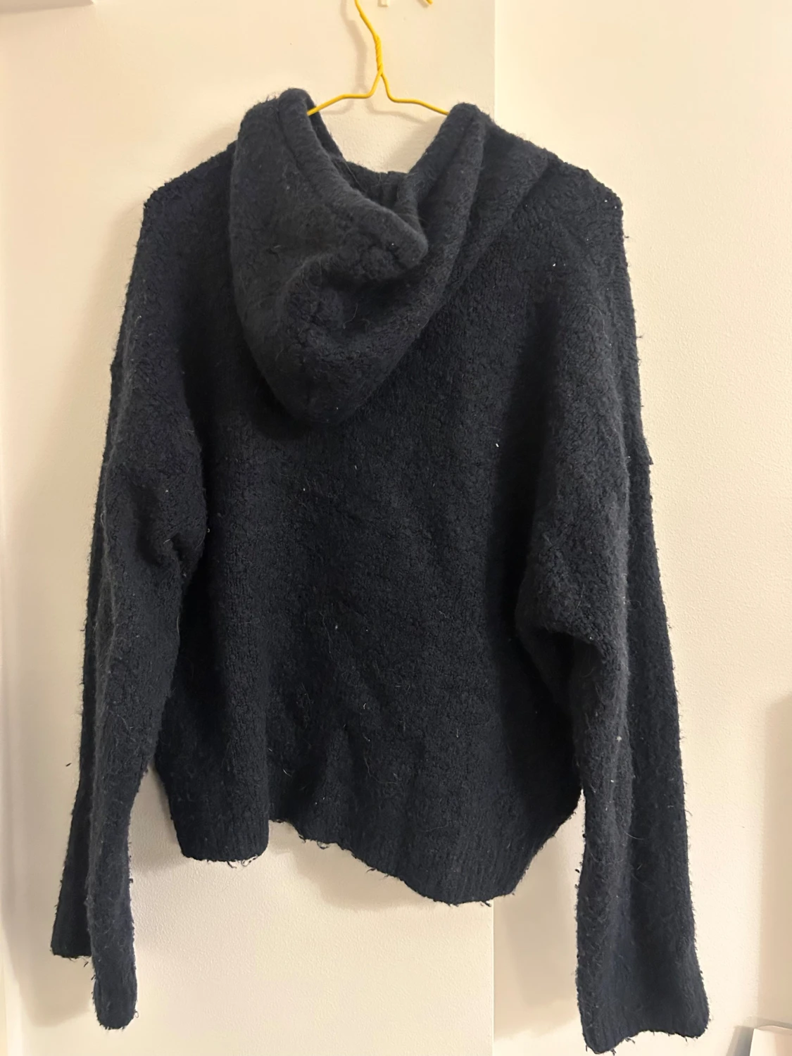 Mörkblå stickad hoodie  - 1