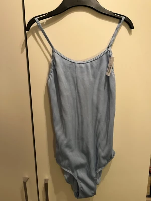 Blå Baddräkt oanvänd  - Helt oanvänd blå swimsuit med prislapp kvar. 