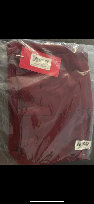 Vinröda flare leggings - Snygga vinröda leggings med flare-ben och låg midja. Stretchigt material som sitter tajt över låren och släpper ut vid vaden för en cool siluett. Perfekt till sneakers och crop top för en trendig look.