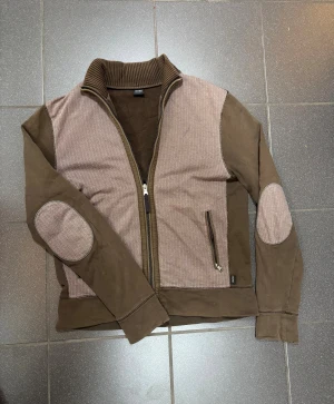 Cardigan Hugo Boss - Tja, säljer en cardigan från Hugo Boss. Storlek M. Skick 9/10. Nypris 2400, mitt pris 429. Hör av dig vid frågor o funderingar!