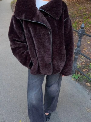 Mörkbrun pälsjacka med krage - Säljer denna mysiga jacka från Gina Tricot, aldrig använd. Prislapp kvar i strl XS🩷