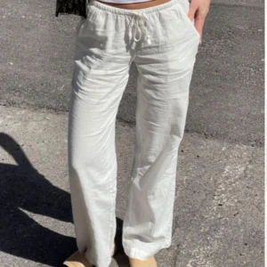Beigea linnebyxor från Madlady - Snygga och luftiga linnebyxor med avslappnad passform och dragsko i midjan. Passar någon som är ca 160cm lång. Nypris 600. Pris går att diskutera, hör av dig vid frågor💕