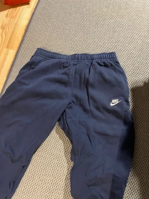Nike mjukisbyxor - Navy mjukisbyxor från Nike | strl L | inga defekter | fler bilder går att lösa.