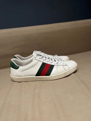 Gucci ace storlek 43 - Säljer ett par Gucci ace, Storlek:43, Skick:8/10, Pris:1599, Box medföljer+ 2 dustbags, kontakta mig vid frågor ‼️