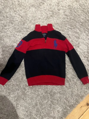 Polo ralph lauren tröja - Det står storlek M men jag skulle säga att den är S jätte bra skick