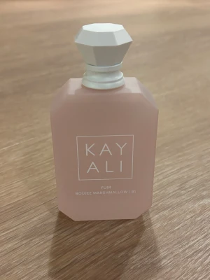 Kayali boujee marshmallow 100 ml - Helt ny Kayali boujee marshmallow | 81                       Helt oanvänd (100 ml)💗