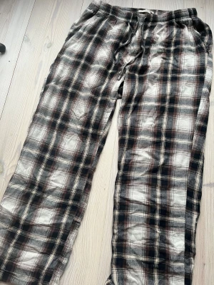 Snygga pyjamas byxor - Jag säljer ett par as snygga pyjamas byxor från 157. Dom har inga tydliga tecken på användning. Skriv privat för frågor💕