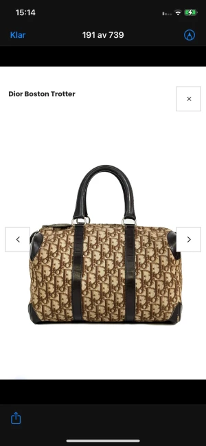 Dior Boston Trotter väska - Säljer nu min Dior Boston Trotter väska. Väskan har svarta skinnhandtag och detaljer, dragkedja upptill. Perfekt storlek för att få med allt du behöver och riktigt snygg vintagevibe. Använt två gånger, inga nya slitningar, precis som när jag köpte den. Köptes för 4500. Kan tänka mig att gå ner i pris vid snabb affär