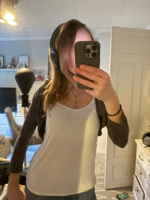 Grå croppad kofta från Esprit - Supersöt grå croppad kofta från Esprit Collection med långa ärmar och volangkant längs hela öppningen. Perfekt att slänga över ett linne eller klänning för en chill men ändå stylish look. Mjuk och tunn stickad kvalitet som känns skön mot huden.