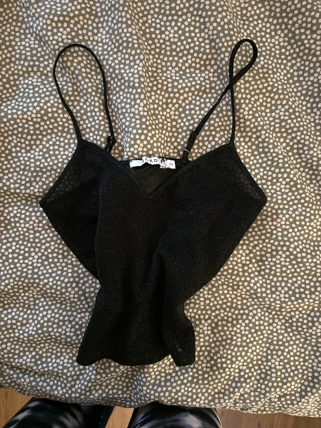 Svart glittrig linnetopp från NA-KD