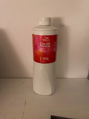 Wella Color Touch Emulsion 1,9% hårfärg - Helt oanvänd Stor flaska med Wella Color Touch Emulsion 1,9% (6 vol) på 1000 ml då jag köpte fel så säljer jag.  Perfekt för att blanda med Color Touch toningar för ett jämnt och glansigt resultat. 