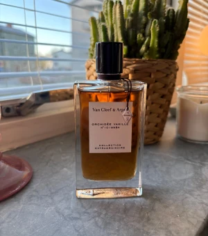 Orchidée Vanille  - Exklusiv parfym från Van Cleef & Arpels Collection Extraordinaire. Snygg flaska med modern känsla – perfekt för dig som vill sticka ut med något unikt. Sprutat få gånger. 