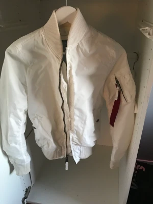 Alpha jacka - Alpha jacka i bra skick💗