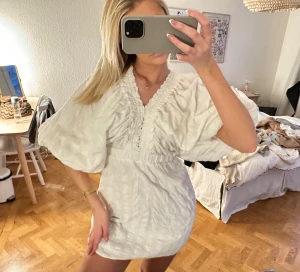 vit miniklänning  - supersöt 💓💓🌟