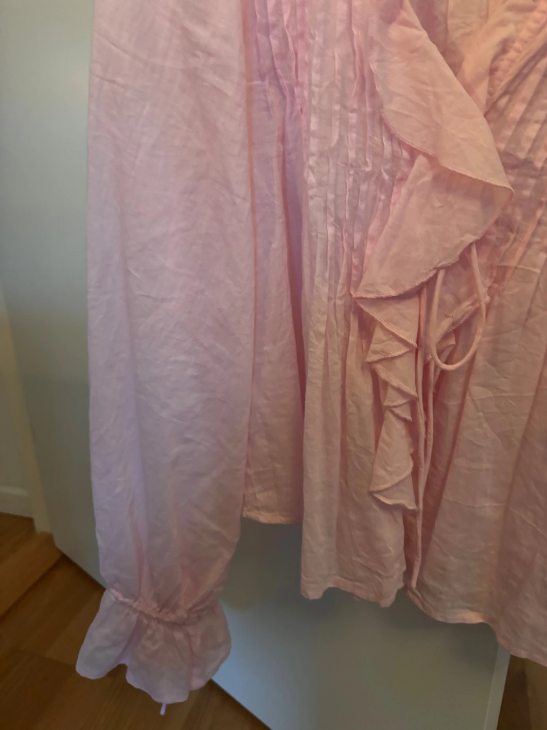 Ljusrosa blus med volanger från Nelly - 2