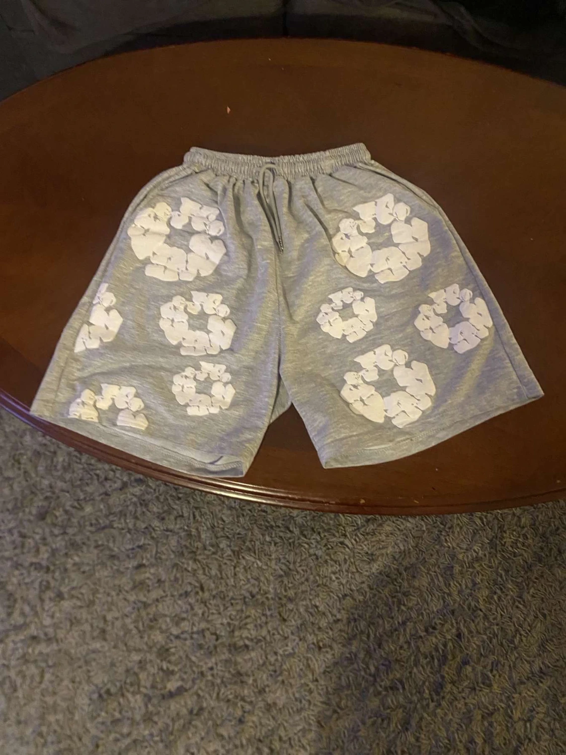 Grå shorts från Denim Tears med blommor