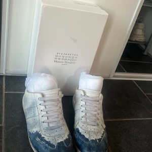 Maison Margiela skor - Maison Margiela skor med unika blå färgdetaljer framtill. Dessa är endast använda ett fåtal gånger levereras med originalkartong