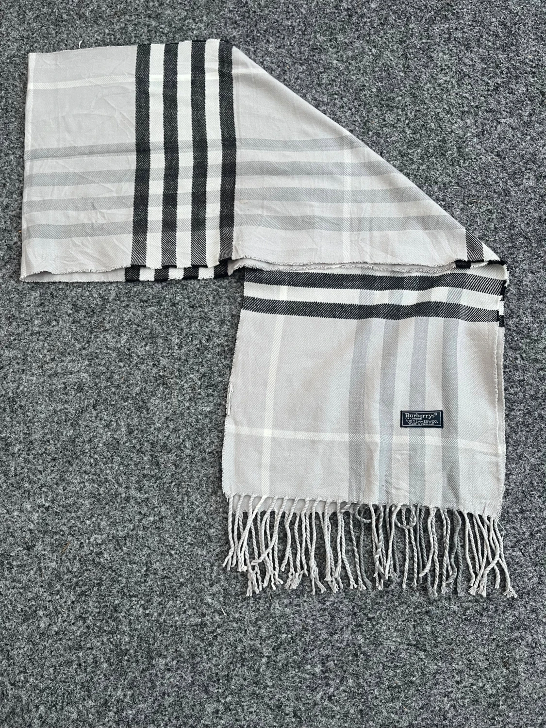 Rutig ljusgrå halsduk från Burberry