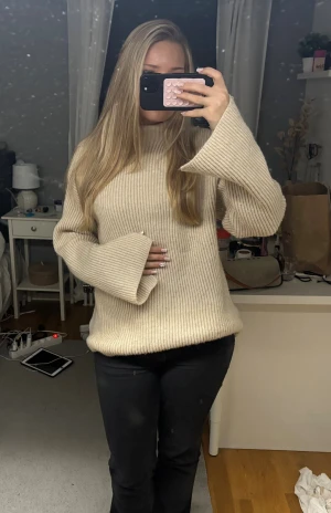 Stickad tröja med krage - Säljer denna beiga stickade tröja med krage från H&M! Den är i storlek S men skulle säga att den är stor i storleken. Hör av er ni har några frågor!!