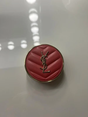 YSL blush  - Säljer en kräm rouge från YSL i en rund, lyxig dosa med quiltad rosa ovansida och guldfärgade detaljer. I färgen Berry Bang, knappt andvänd! Nypris 600
